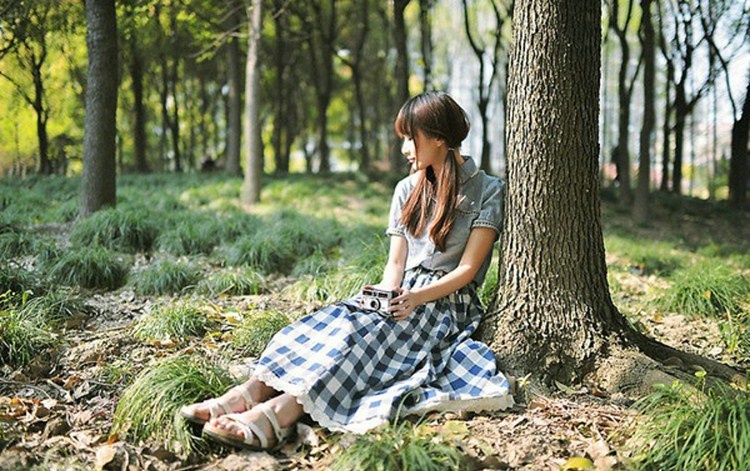 蓝色格子长裙森系美女户外感受自然的清新魅力写真集 @微相