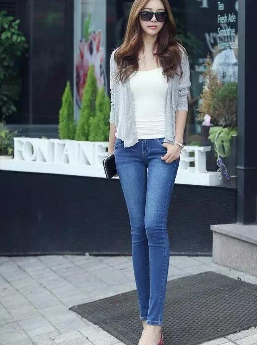 女神搭配:笑容甜蜜的牛仔裤美女,双腿纤细修长,真让人羡慕!