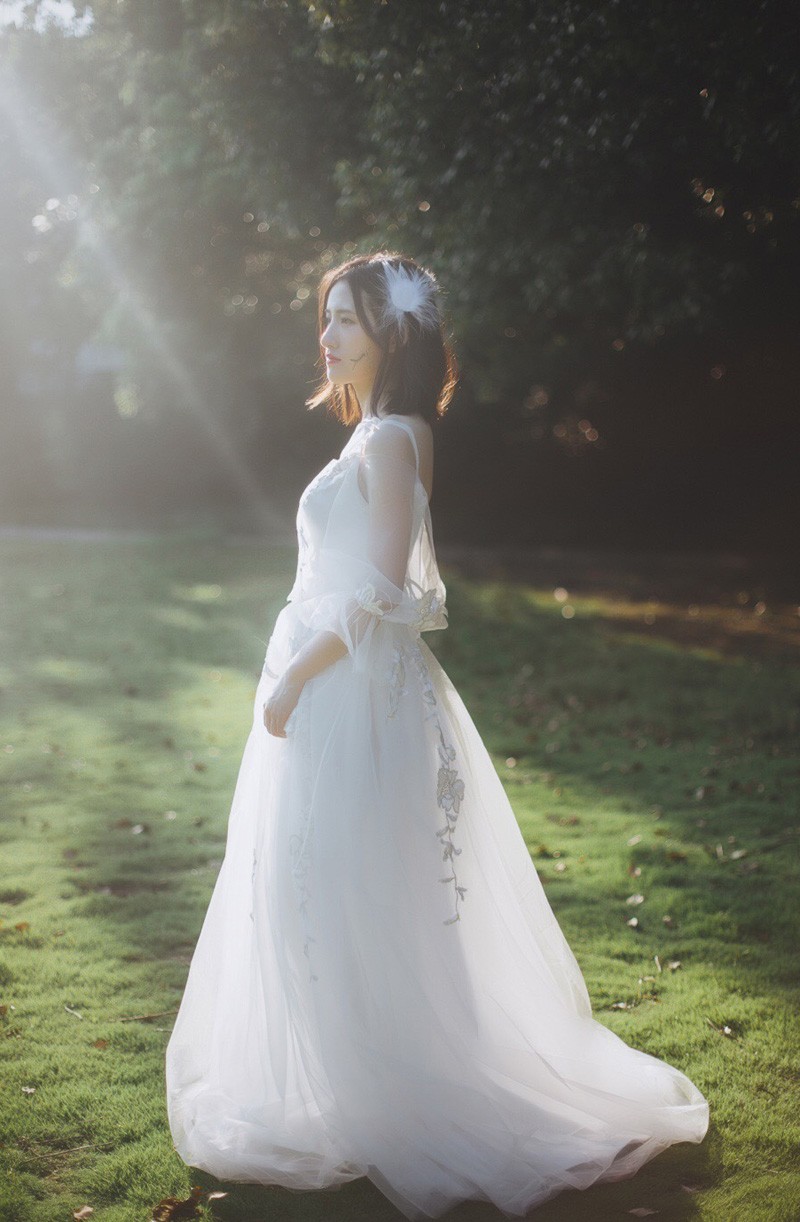 穿婚纱的美女户外气质优雅写真