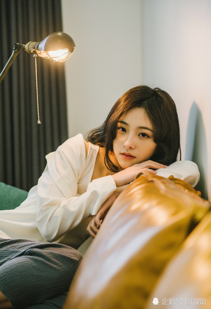 独自在家的单身美女,眼神忧郁闷闷不乐