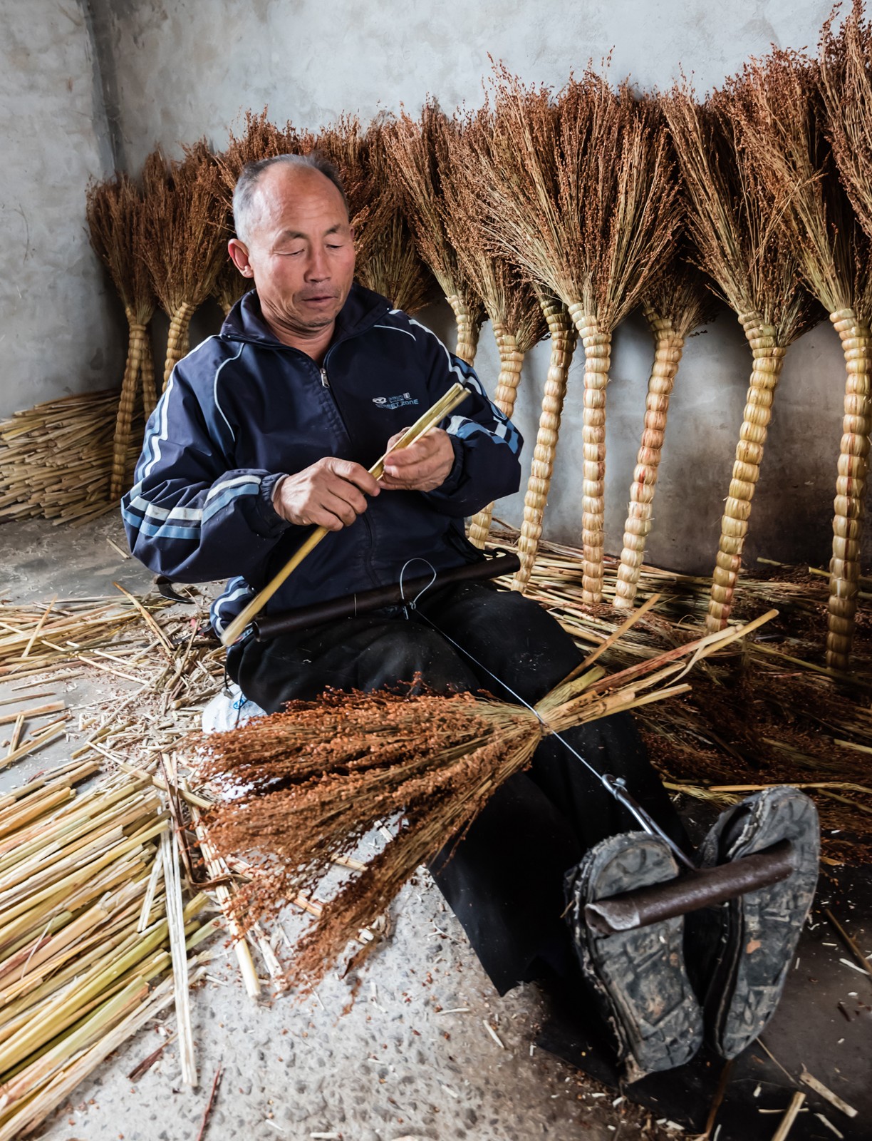 64岁老人缚笤帚40年挣下一座两层小院现在还干是为孩子减轻负担