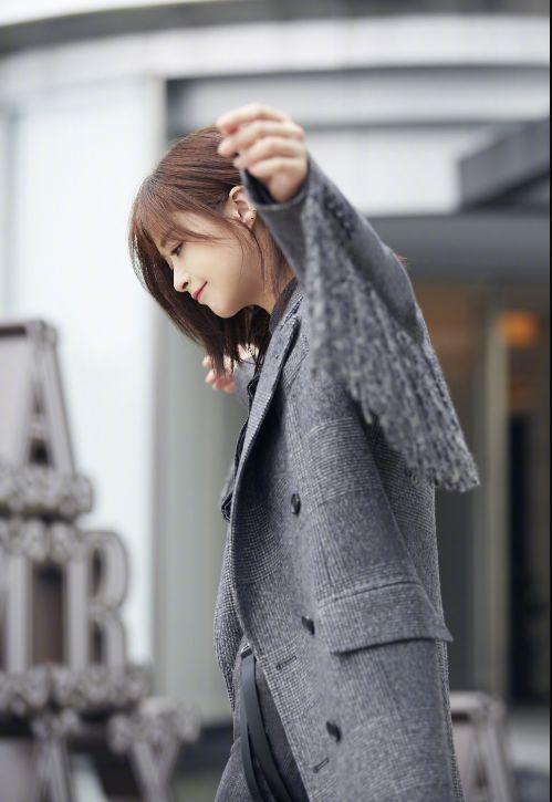 微胖的人是一定会有肉感的,但是蒋欣这样穿就完全感觉不到,侧脸看起来