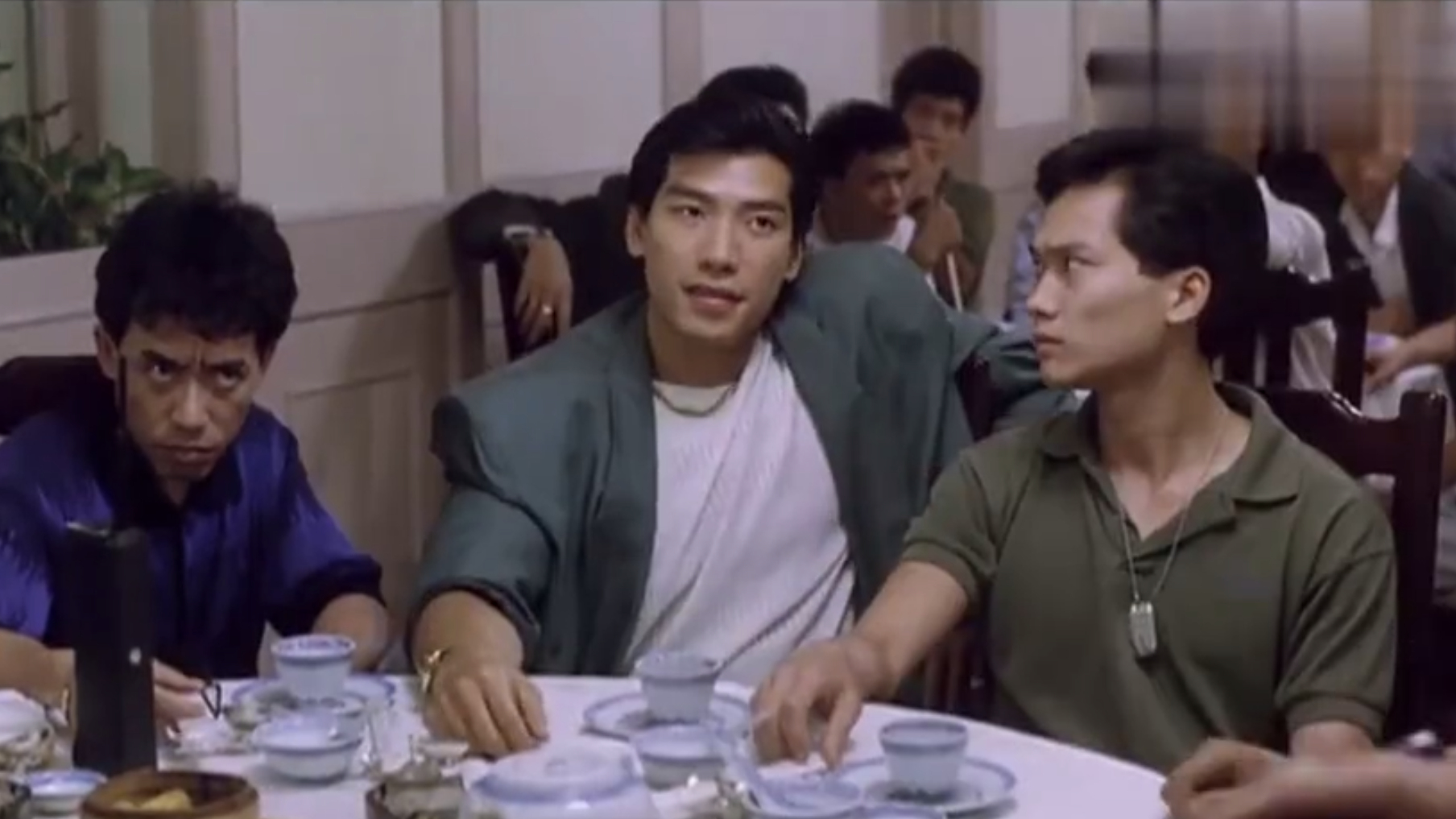 两帮黑社会吃饭谈判,火药味十足,九叔一来就镇住场面