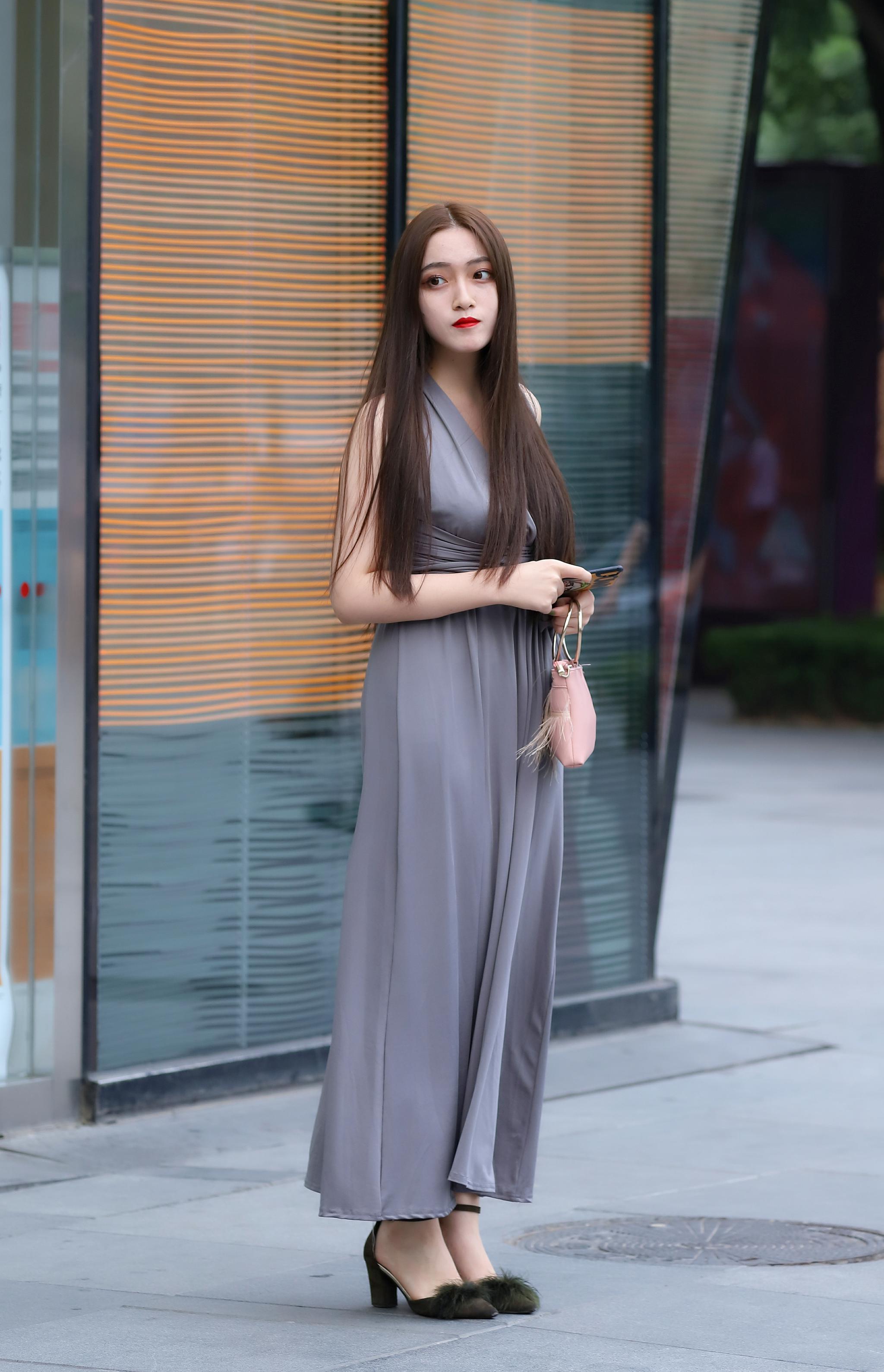 街拍:这些长腿女孩们美的很自然,你喜欢欣赏腿长的女孩吗?