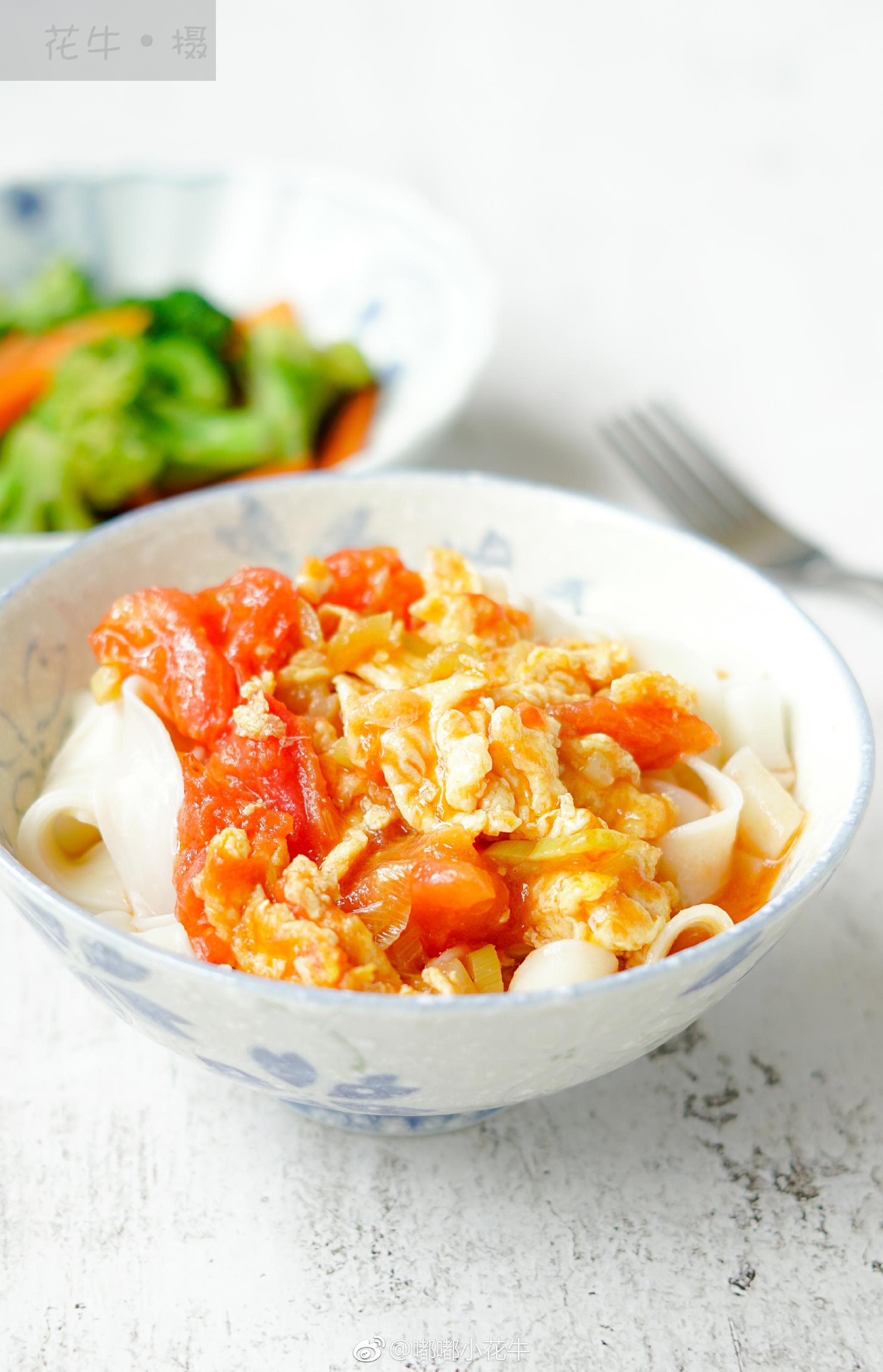 早餐时光番茄炒蛋拌面条西蓝花炒胡萝卜