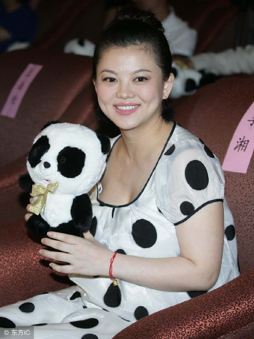 42岁李湘瘦了20斤不止身着红色露肩上衣魅力十足