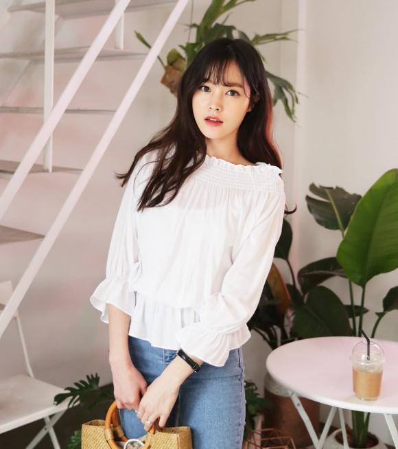 这位青春美女你知道你穿紧身牛仔裤的样子很迷人吗