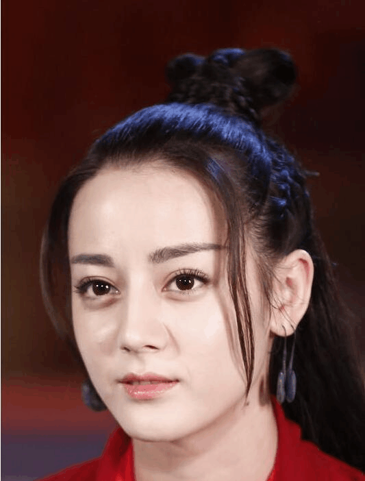 迪丽热巴离不开两条"龙须"到底是何方神圣?