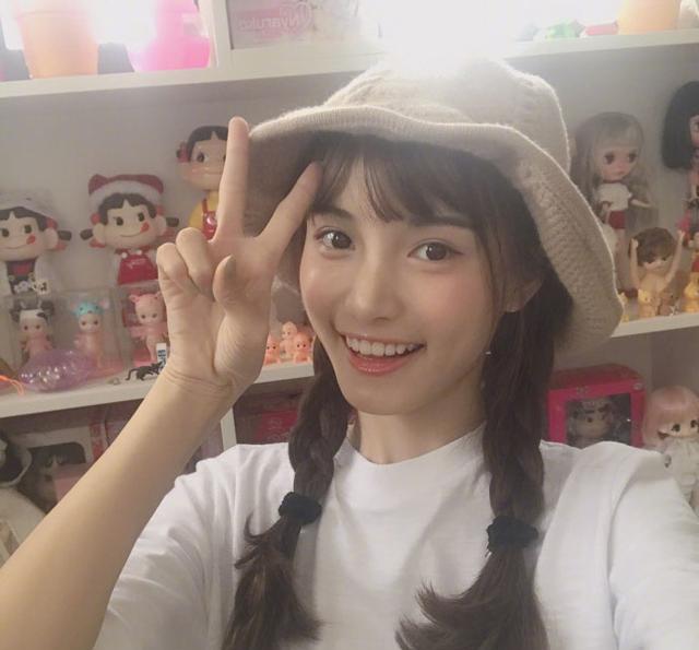 网红林小宅半夜爆自拍照还真美, 晒出貌似奢侈名牌包看着别扭