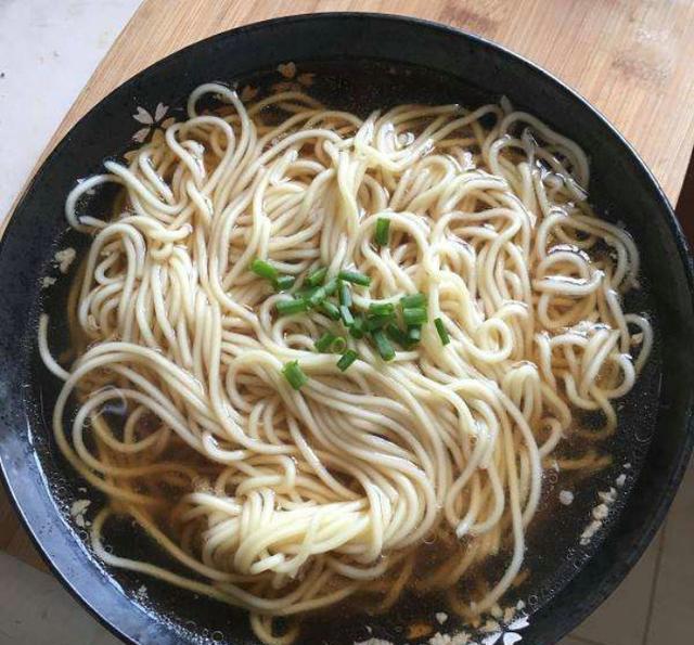 50块钱的大碗面,新店开张的促销,但只想尝试凑热闹