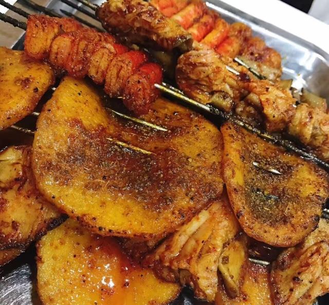 兰州的夜晚,就应该吃着烤串喝着果啤,这才是兰州人真真的夜生活