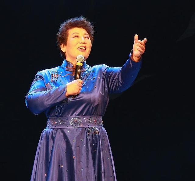 草原长大,却在台北安了家,那一腔思乡的心,都在歌词里了!