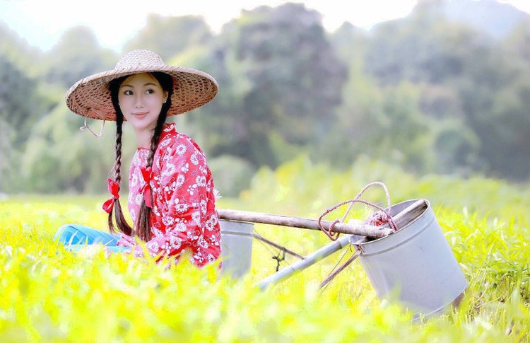 在乡村美景下的花衣小辫子姑娘