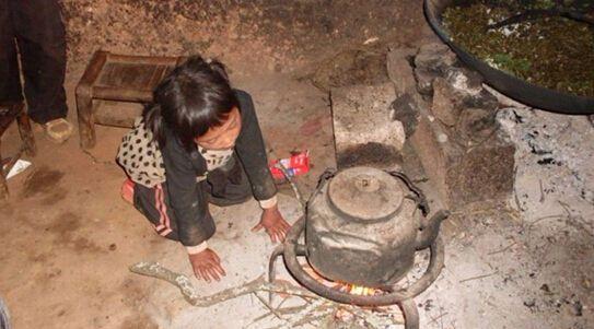 山区女孩煮了一大锅午饭,揭开锅盖的瞬间,眼泪根本止不住