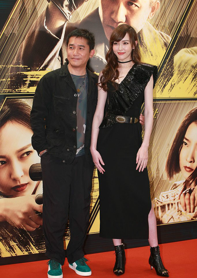 梁朝伟轻搂唐嫣小蛮腰合影亮绅士手称七夕要和老婆刘嘉玲过