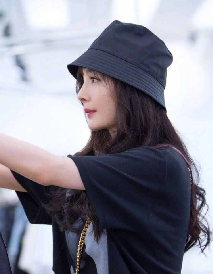 杨幂身穿黑色短袖搭牛仔裙,时尚又帅气,戴起渔夫帽来秒变少女!