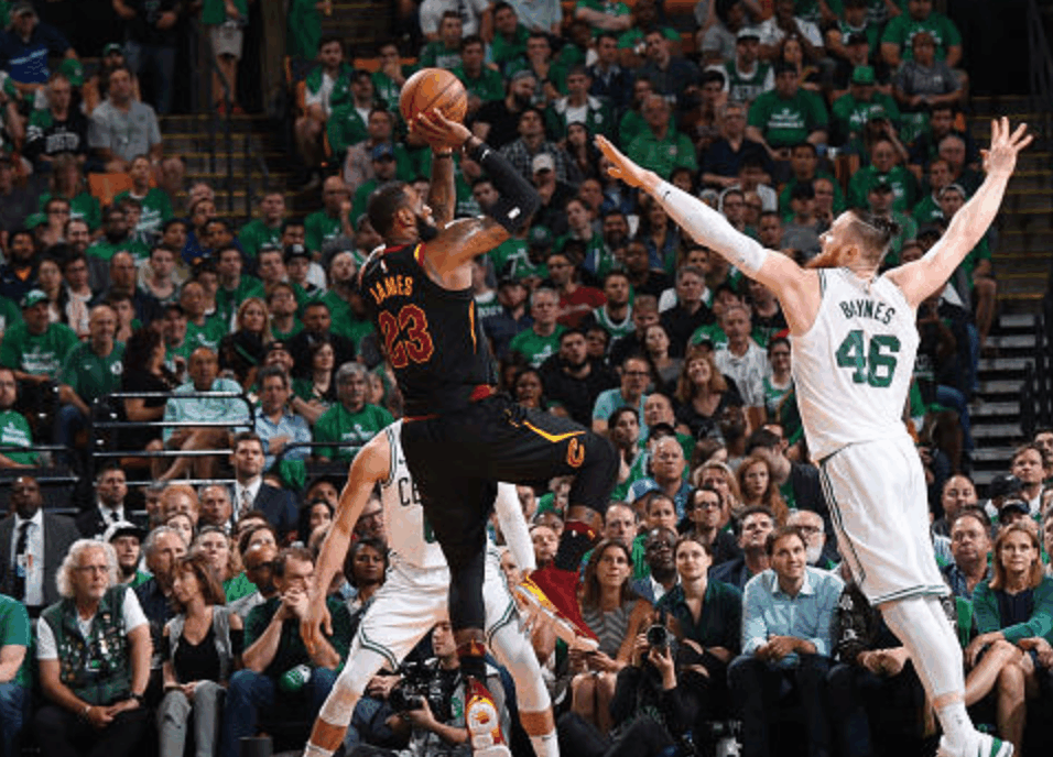 斯玛特防守詹姆斯一动作再引争议, 球迷: 真胆大