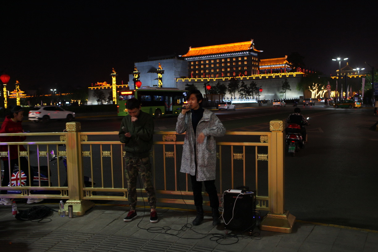 西安南门流浪歌手扎堆 人均日入不过百