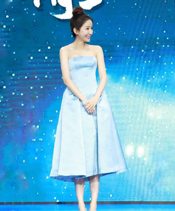 娄艺潇是一个穿搭小能手,她身穿一件淡蓝色的衣裙,如湖水仙子,美得不