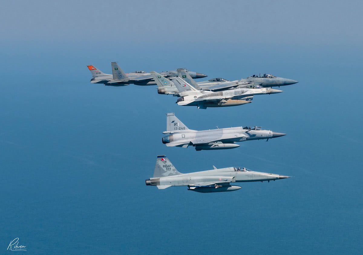 巴铁加油版jf-17成军 与多国战机编队秀武照超帅