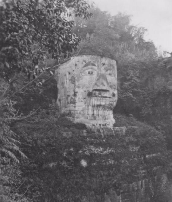 乐山大佛百年前的照片曝光长满杂草无人清理还被军队当炮靶子