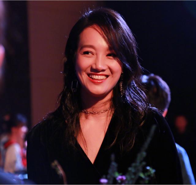 朱丹产后盛装亮相,一身黑色深v长裙性感十足,当了妈简直太美!