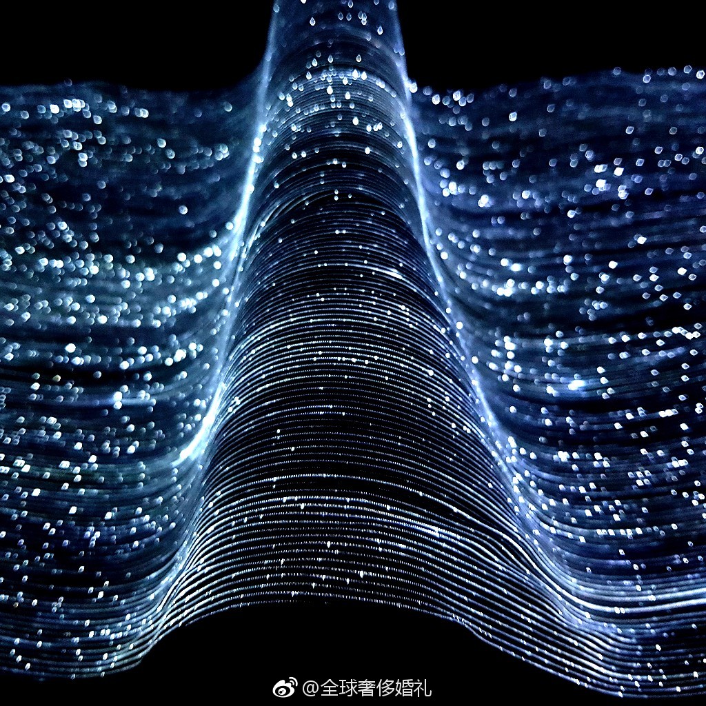 这是一款由光纤织物制成的桌旗