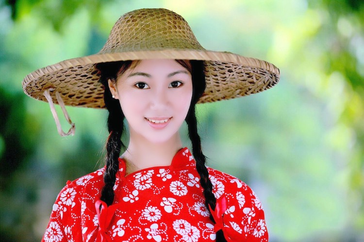 在乡村美景下的花衣小辫子姑娘