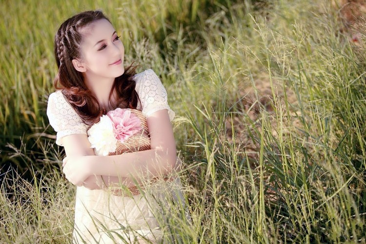 走在乡村美景下的美丽姑娘