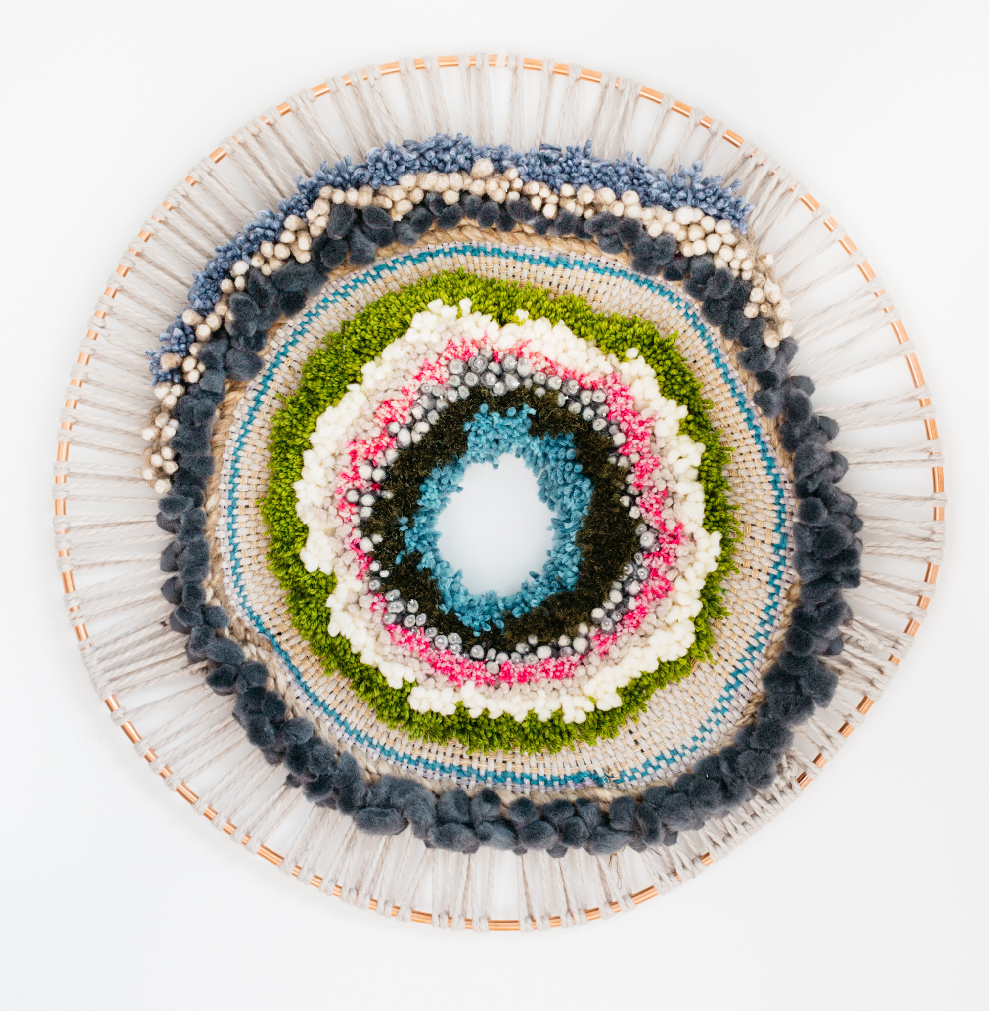 运用丰富的纤维材料编织成的巨大圆形雕塑 / tammy kanat(澳大利亚)