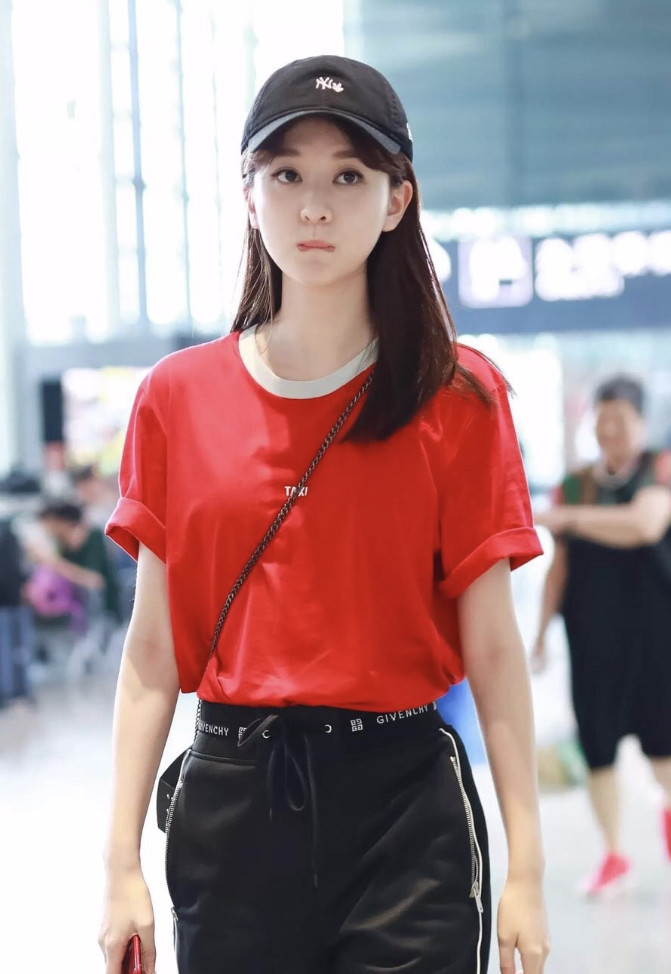 乔欣一身运动装亮相简单又清爽就是腰间的螺丝包亮了