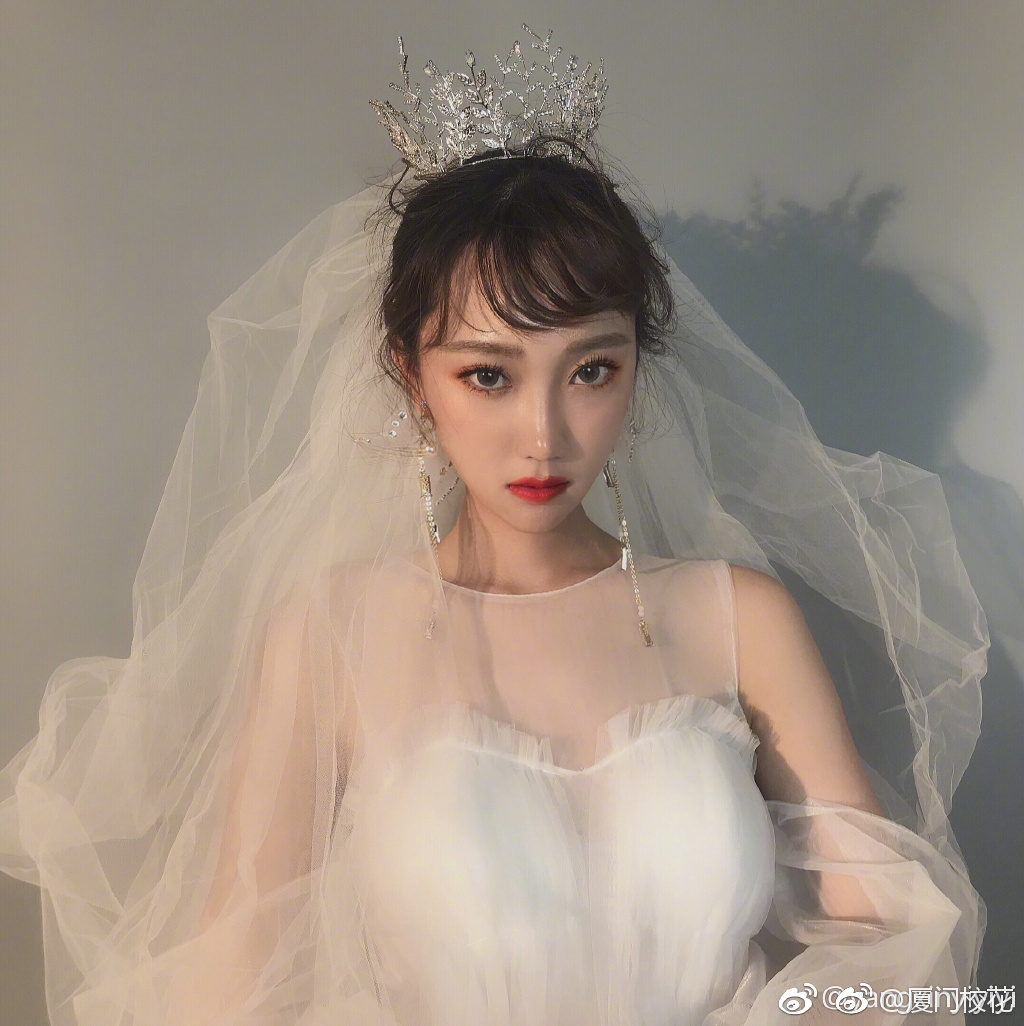 她叫杨心怡,00年,就读于华侨大学,身高172cm,酷酷的女生