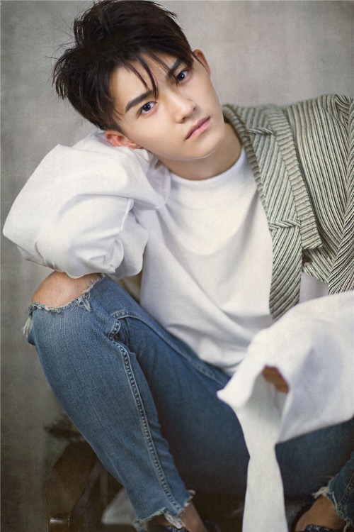 史文翔反常态格调写真出炉 演绎玩世不恭不羁大少