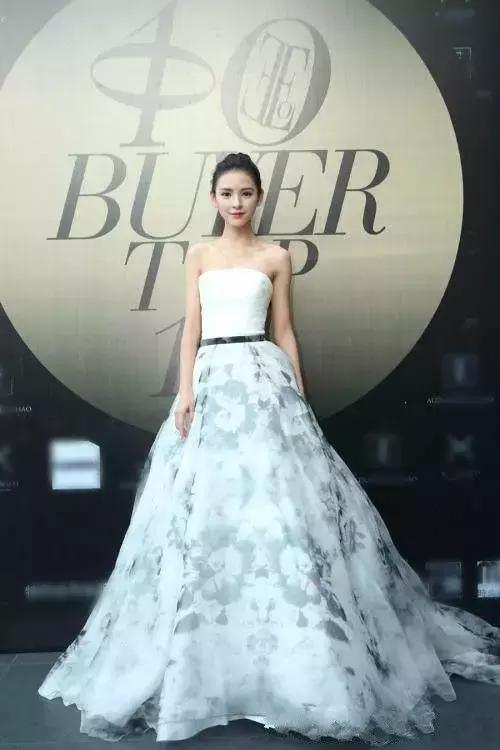 张予曦作为一个模特出身的,气质自然还是很不错的,身 穿一件白色的