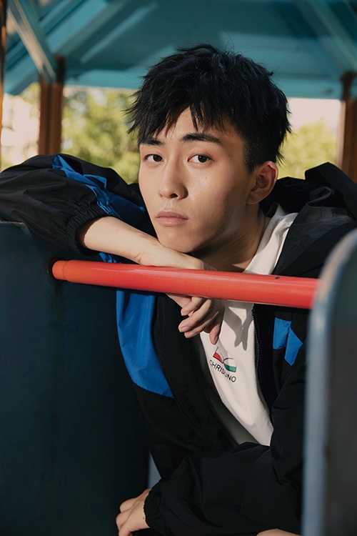 王钰威生日写真曝光 清爽有型演绎运动风