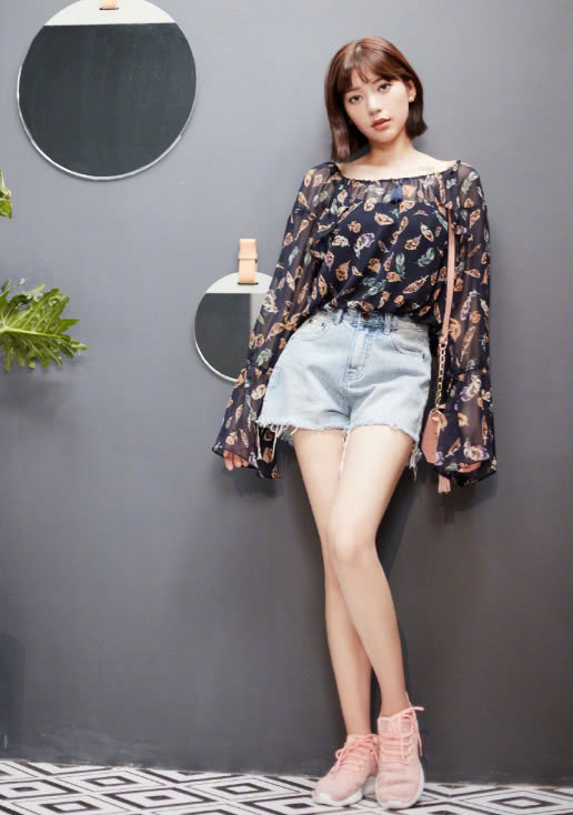 郭雪芙穿短裙亮相,竹竿腿令人看呆,这是击败林志玲的性感女星?