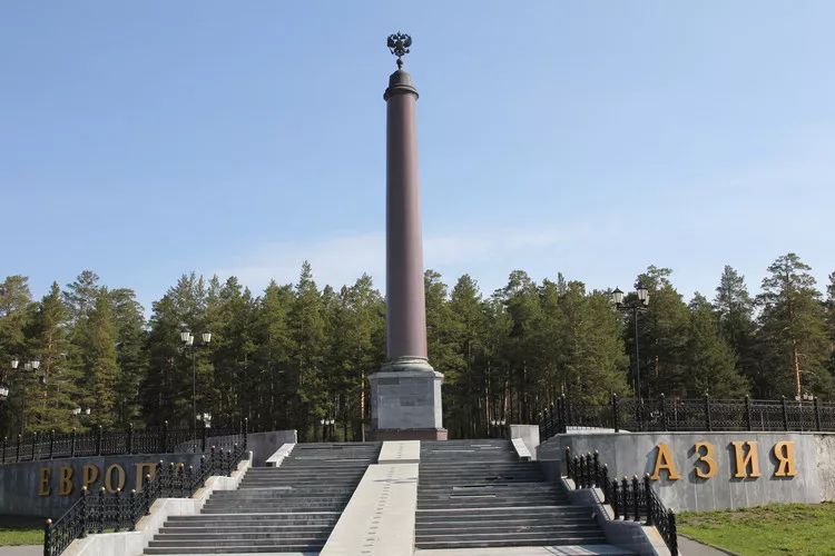 房车停在欧亚分界线,今天正式跨进欧洲.脚踏两大洲.