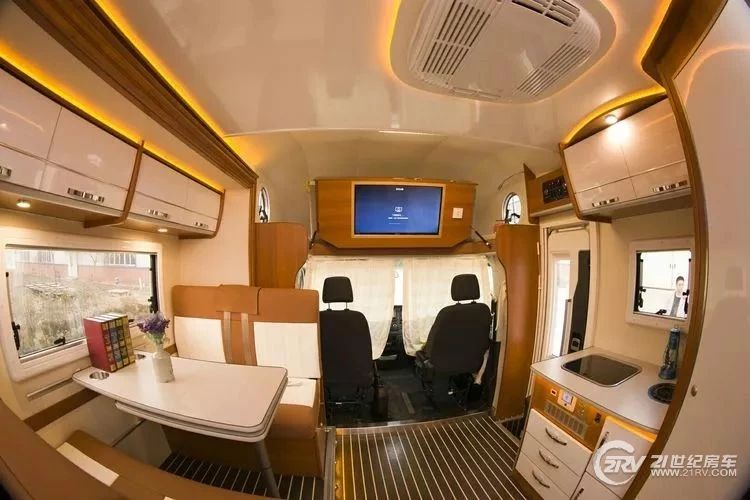 8万元 春田首款国产依维柯8at房车实车图曝光