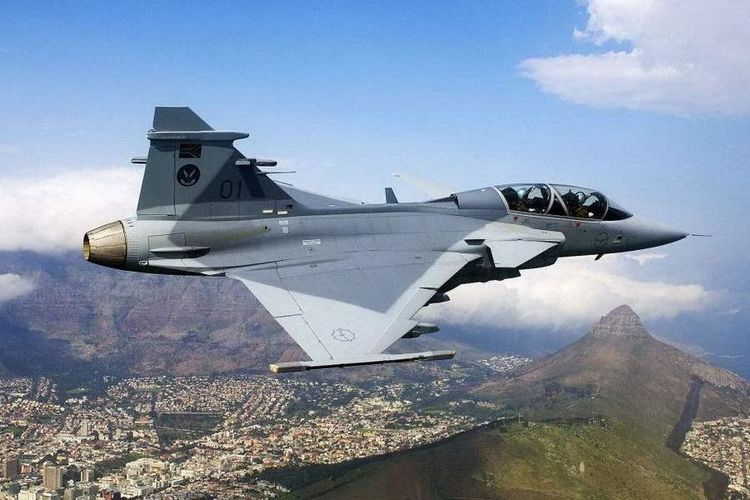 5万人,装备坦克千辆,空军装备14架jas-39"鹰狮"战机和12架米格29战机