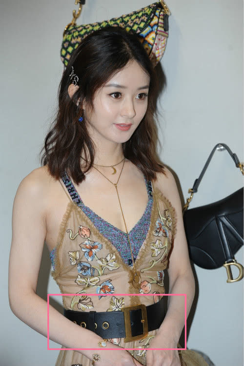 赵丽颖深v裙出席活动,俯身秀美胸小蛮腰破怀孕传闻,小细节赢了