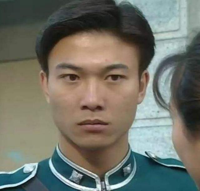 凭借反派角色走红,周润发曾为他配戏,混血儿子比他还帅