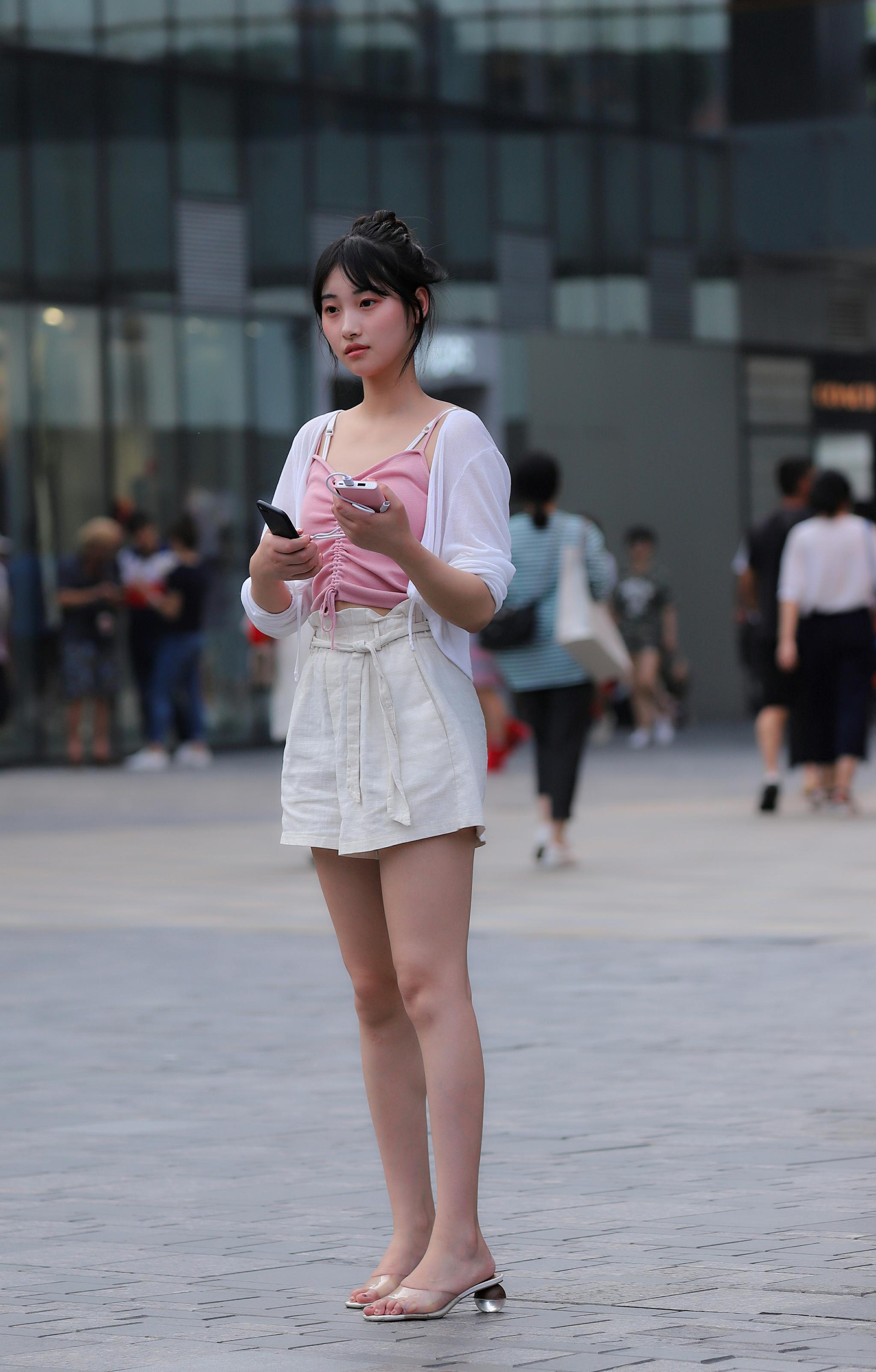 街拍:这些长腿女孩们美的很自然,你喜欢欣赏腿长的女孩吗?