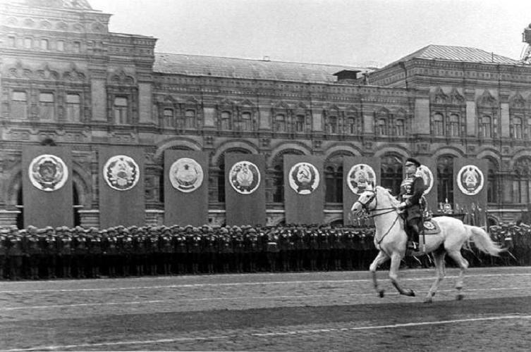 1945年苏联卫国战争胜利大阅兵旧照,朱可夫骑着白色战马检阅苏军_新浪新闻