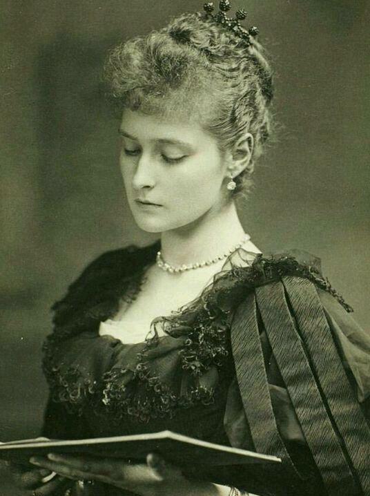 俄国末代沙皇皇后公主绝美照片 其中有一位神似小龙女李若彤