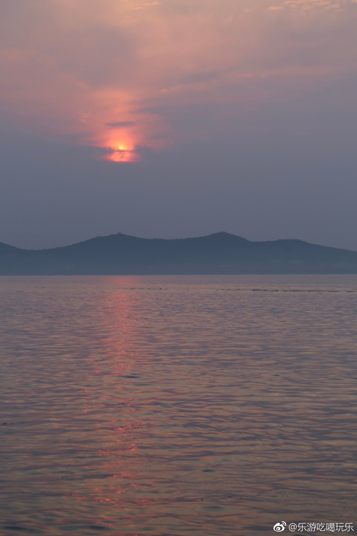 夕阳放射出迷人的余晖光晕染红了整个天空