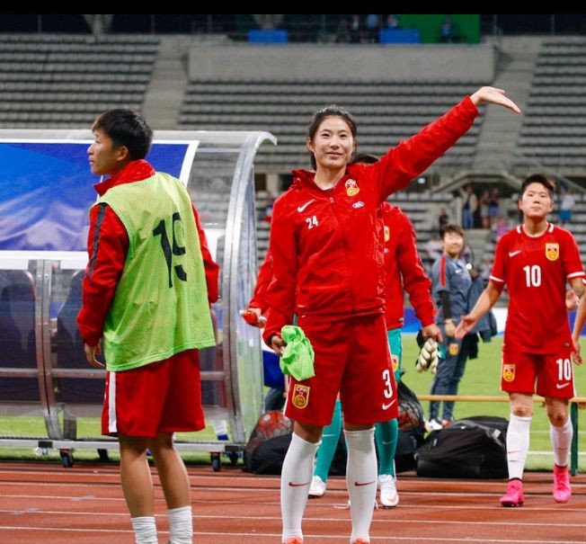 优秀的左边后卫薛娇