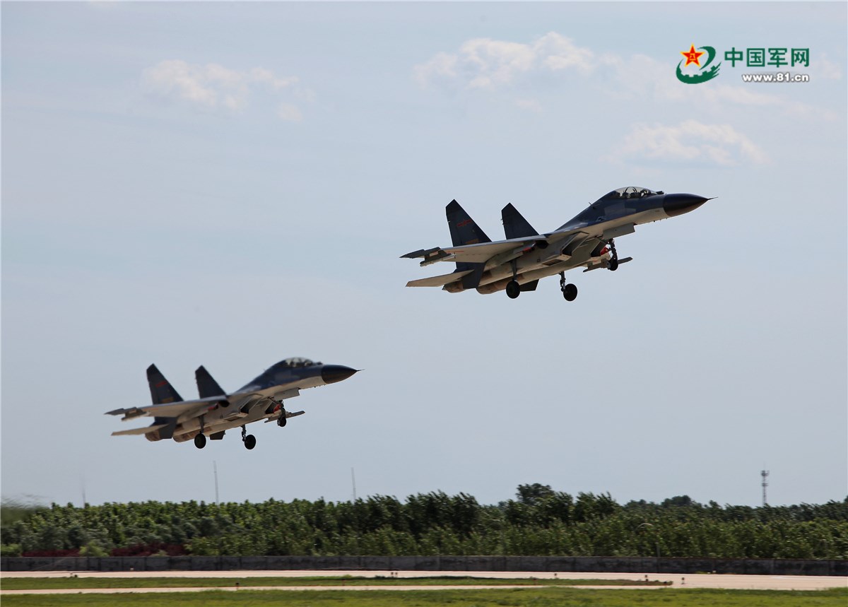 北部战区空军航空兵某旅进行多机种交替起降训练