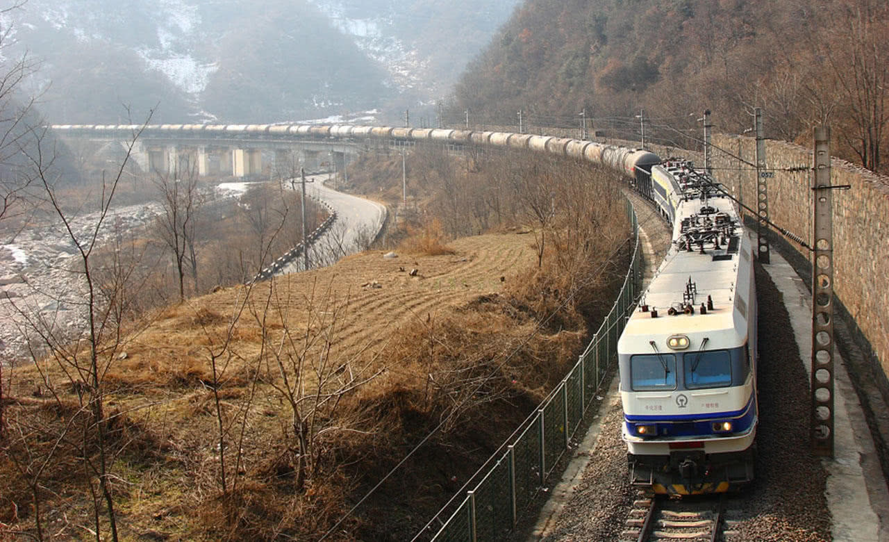 此条铁路在我国地位特别高,不是青藏铁路,简直堪称奇迹!