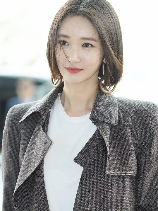 短发女王高俊熙出发米兰,长款风衣帅气十足却穿了一条破裤子?