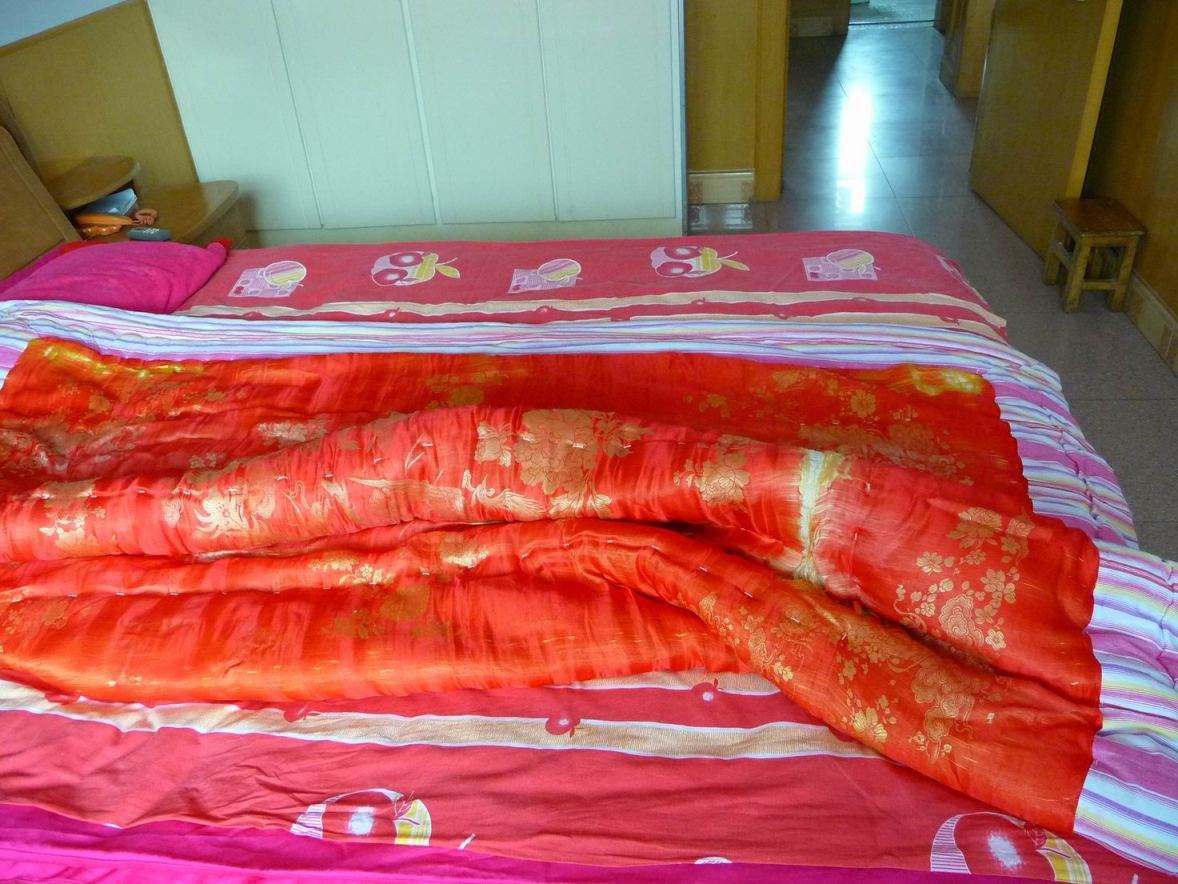 岳父去世,妻子只得到父亲生前的旧被子,打开后妻子哭了,我笑了